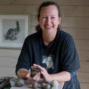 Photo of British Wildlife sculptor Sarah Brabbin
