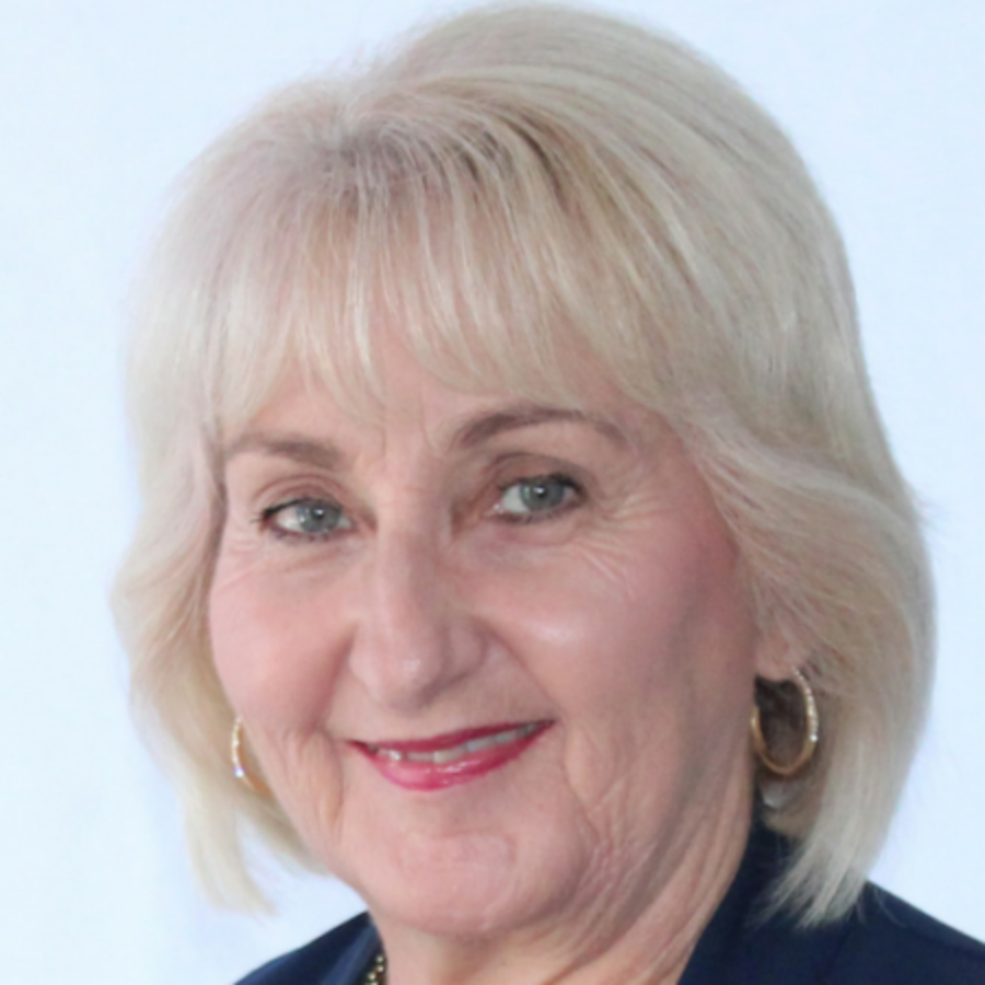 Profile picture of Carolyn Moes